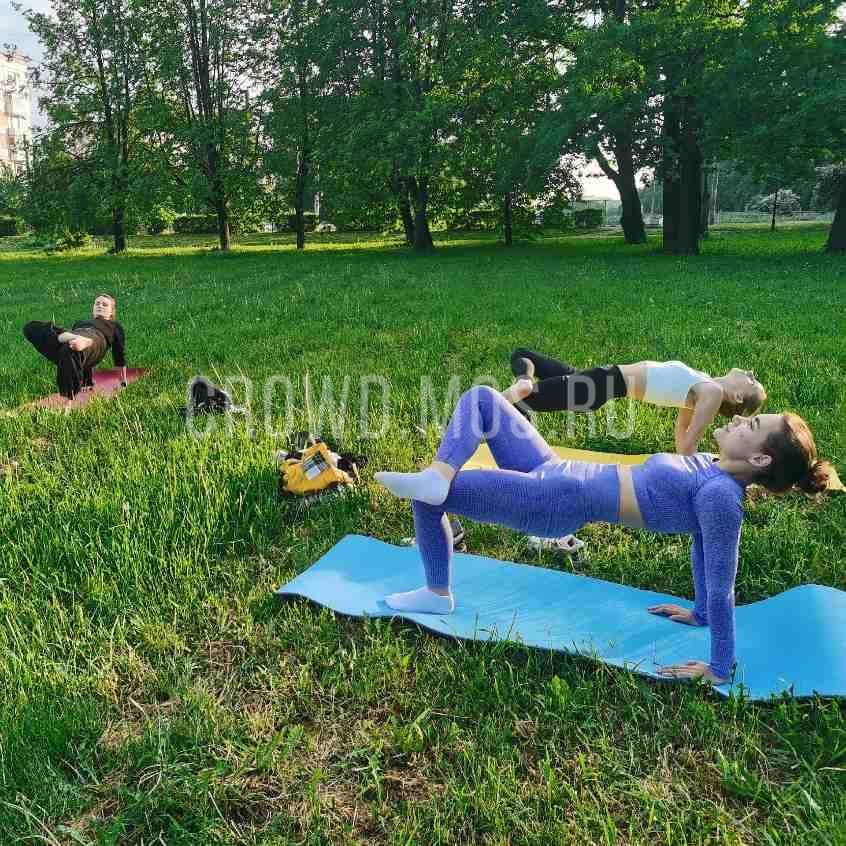 Тренировка по фитнесу на спортивной площадке