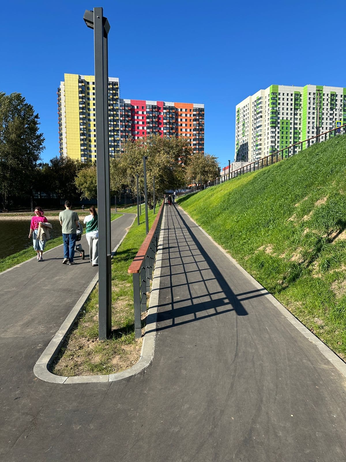 Установка освещения на входе в парк